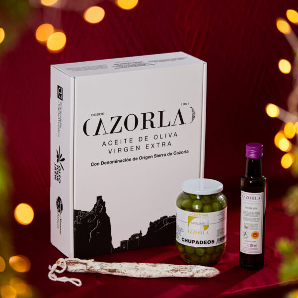 Første julegavepakke består av Cazorla-matgaveboks med Cazorlas royal-olivenolje, spanske oliven i spesiell kraft og spekeskinke