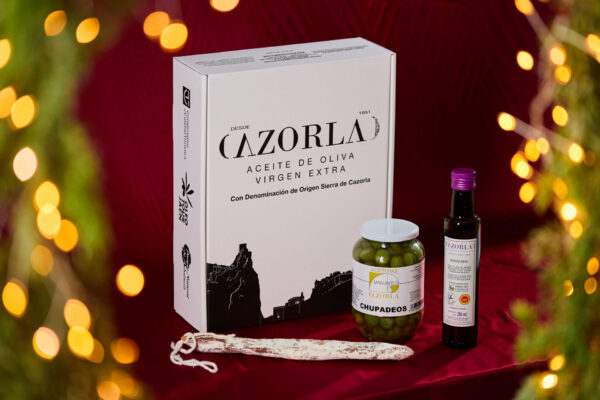 Første julegavepakke består av Cazorla-matgaveboks er med royal-olivenolje, olivenolje i spesiell kraft og spekeskinke 