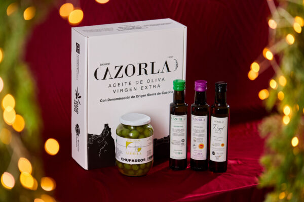 Andre julegavepakke består av Cazorla-matgaveboks med tre utvalgte olivenoljer fra Cazorla - royal, picual og Trond Moi sin signaturolje, sammen med spanske oliven i spesiell kraft 