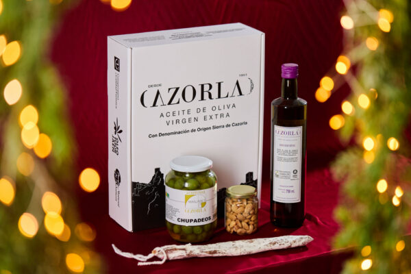 Tredje julegavepakke består av vår full Cazorla-matgaveboks med tapasbord for to, inkludert olivenolje fra Cazorla, spanske oliven i spesiell kraft, mandler og spekeskinke 